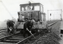 169663 Afbeelding van de hormachine van de N.S. tijdens onderhoudswerkzaamheden aan de spoorlijn te Heerhugowaard, met ...